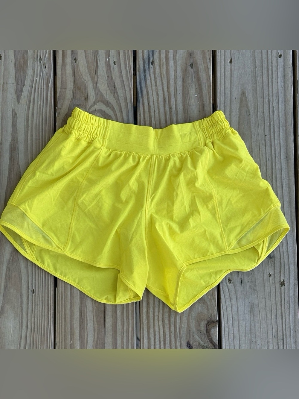 Lululemon Hotty Hot Low Rise Lined 4” Short Size 6 Electric Lemon W7AVGT